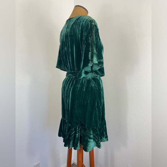 BB Dakota velvet Night Fever Wrap Dress M Ruffle Frilly Emerald Green Holiday - Picture 11 of 14